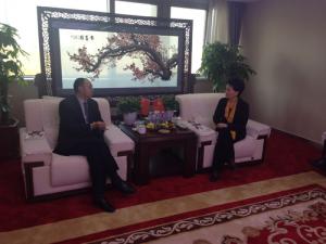 鄺遠(yuǎn)平與河南省工商聯(lián)副主席、鄭州市工商聯(lián)主席薛景霞
